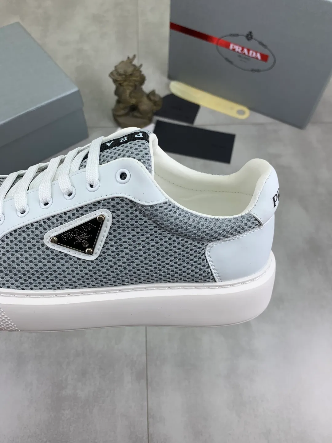 Men's shoes 💰P580💰 [New style] High version official website popular models are on the market, 🆘 Trendy brand (Prada) mainly promotes popular models, avant-garde and versatile fashion men's shoes private version mold opening, cowhide surface splicing 1:1.. Fashionable and simple, original imported cowhide lining cowhide feet; the atmosphere and personality are more fashionable, eye-catching and pursuing class. It will subvert the old idea and be a must-have for fashion trendsetters with you! Must keep it for yourself! Tall and comfortable, large and low, high-end quality workmanship. Size: 38-44 6️⃣colors available.